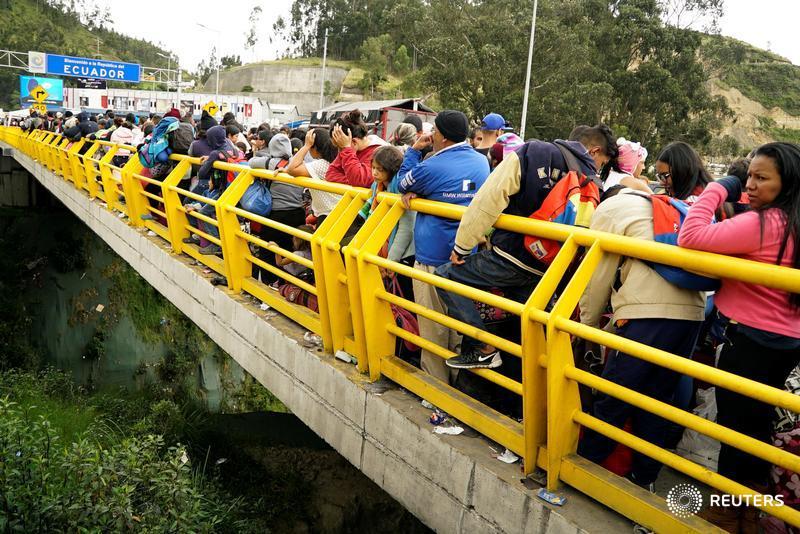 Miles De Venezolanos Pugnan Por Cruzar A Perú Sin Visa Antes De La Medianoche