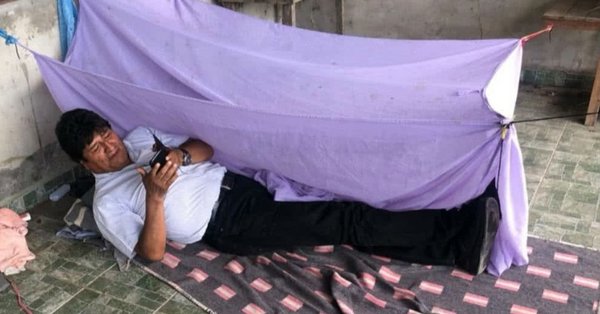 En El Piso Y Con Teléfono En Mano: Así Dice Evo Morales Que Pasó Su Primera Noche Tras Renunciar