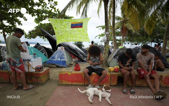 Migrantes venezolanos llegados al puerto colombiano de Necoclí (noroeste) esperan en un campamento la oportunidad para cruzar hacia Panamá y seguir su ruta a Estados Unidos© AFP Raul ARBOLEDA