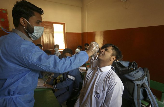 Un trabajador de salud toma una muestra nasal a un estudiante para una prueba de coronavirus en una escuela de Karachi, Pakistán, el miércoles 19 de enero de 2022. (AP Foto/Fareed Khan)