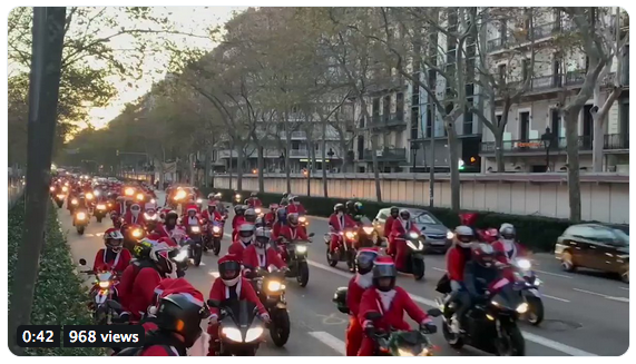 Centenares De Motociclistas Vestidos De Santa Claus Recorren Las Calles Del Centro De Barcelona