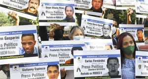 Familiares de presos políticos durante una protesta en Caracas convocada por la ONG Foro Penal, diciembre de 2020 Afp, Yuri Cortez