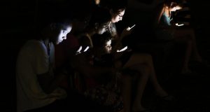 Varias personas navegan por internet con sus dispositivos móviles, en una zona con wifi en el barrio de El Vedado, en La Habana. Foto: Jorge Luis Baños / IPS