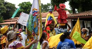 Los seguidores de San Juan Bautista, conocidos como "San Juaneros", bailan durante una ceremonia para celebrar luego de que la Organización de las Naciones Unidas para la Educación, la Ciencia y la Cultura (UNESCO) reconociera el ciclo festivo en torno a la devoción y el culto a San Juan Bautista, como Inmaterial Cultural Patrimonio de la Humanidad, en Caracas a 14 de diciembre de 2021. Yuri CORTEZ AFP